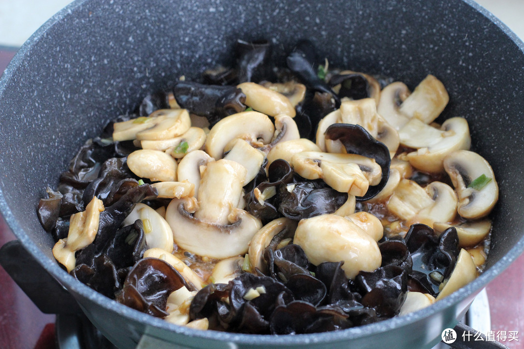 这菌菇爽滑鲜美营养丰富，搭配木耳简单一炒，好吃下饭而且热量低