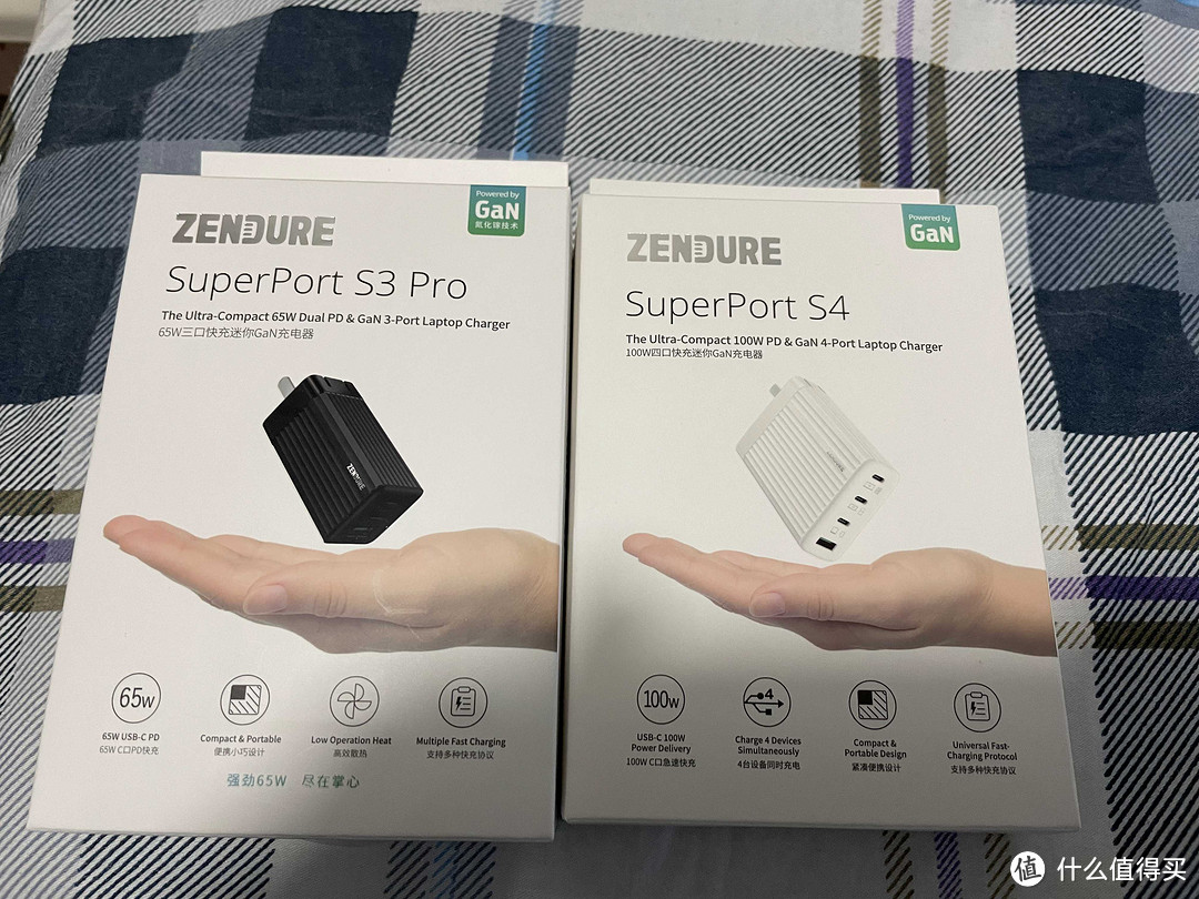 将SuperPort S3二代的包装放在一起，可以看到二者相似度非常高。