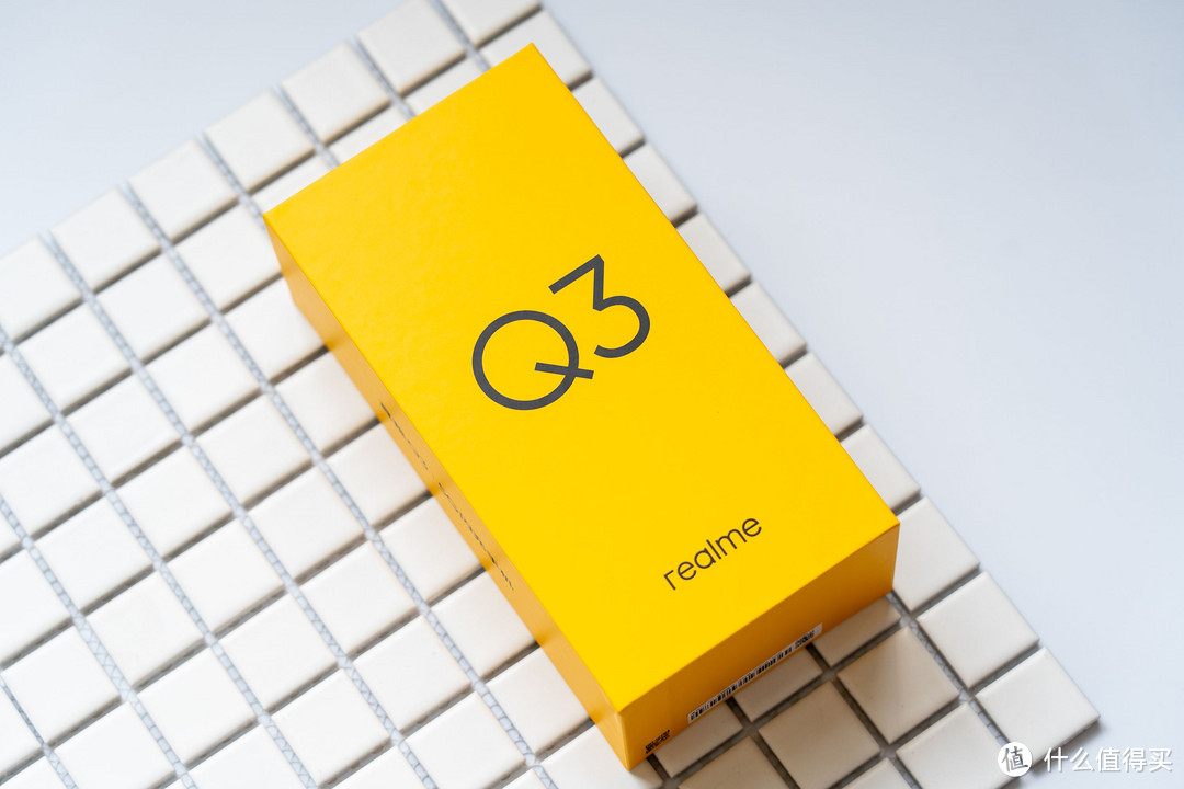 realme真我Q3迷幻银体验,机身自带一道彩虹,性能基本够用