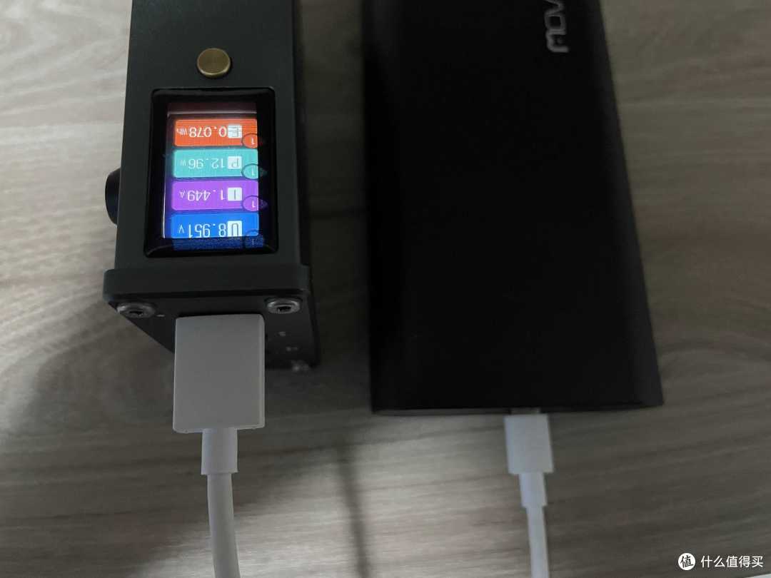 Micro口最大支持18W输入。若使用该接口为移动电源充电，需要注意使用质量较好的数据线，那些小家电里附带的线为它充电会出现电流过小，甚至无法开启高压充电的情况。