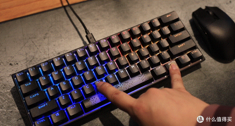 一把能让桌面空间变大的键盘，海盗船K65 RGB Mini