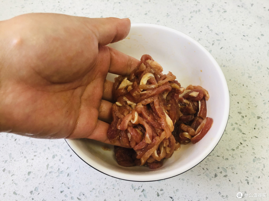 做鱼香肉丝时,有3个步骤是关键,多加一步都能使肉丝美味翻倍