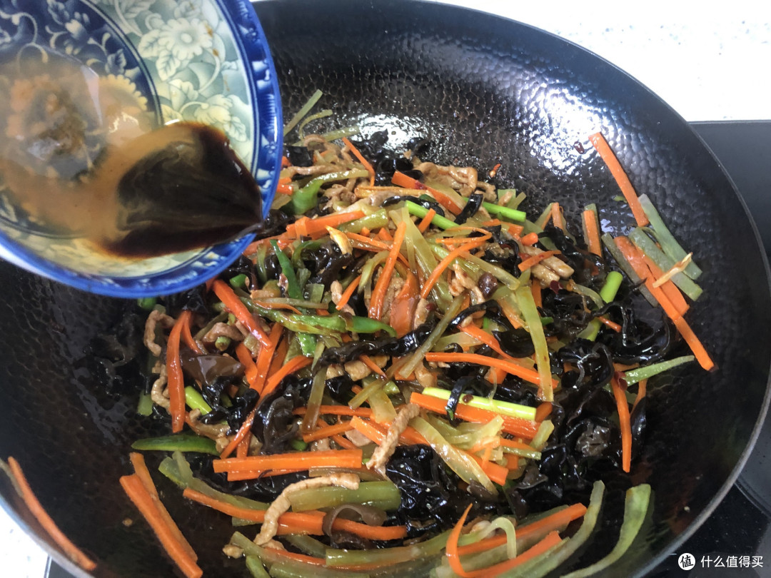 做鱼香肉丝时,有3个步骤是关键,多加一步都能使肉丝美味翻倍
