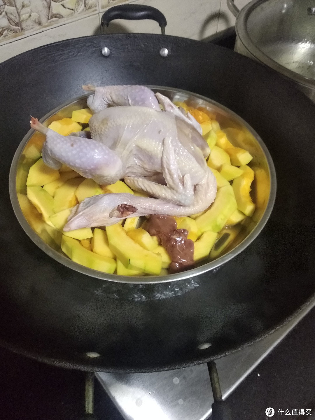 把准备好的鸡，放到烧开水的锅里面蒸