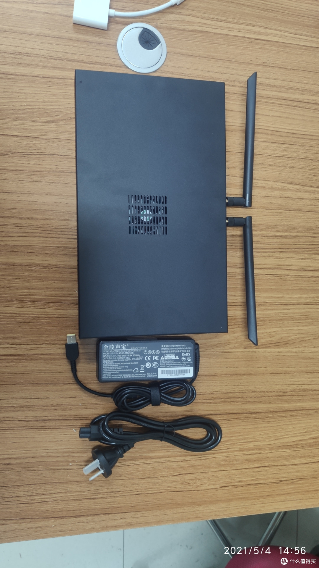 主机一套+电源线+店家送的NIMI DP转HDMI
