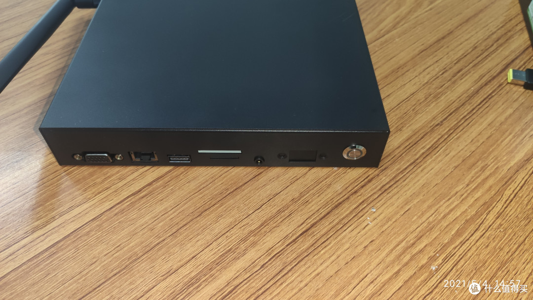 机身左侧图，从左至右分别是VGA接口、J45千兆网卡接口、USB3.0接口、SD卡接口、3.5寸耳麦接口、电源开关