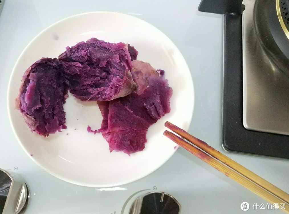 用新炉子新锅煮了紫薯来吃，此刻正在吃，对，一边吃一边写，左手手机，右手筷子……