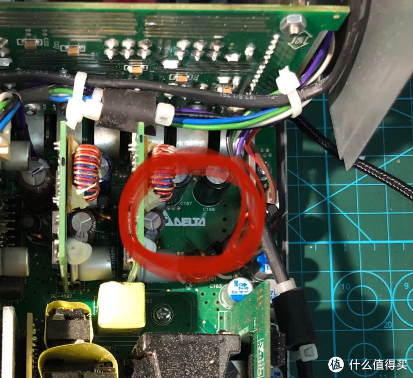 底部pcb出现了台达的标志