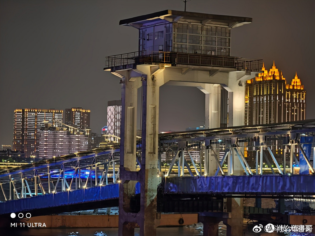 小米11 Ultra夜景拍摄实测:夜游武汉江滩,第一次喝茶颜悦色