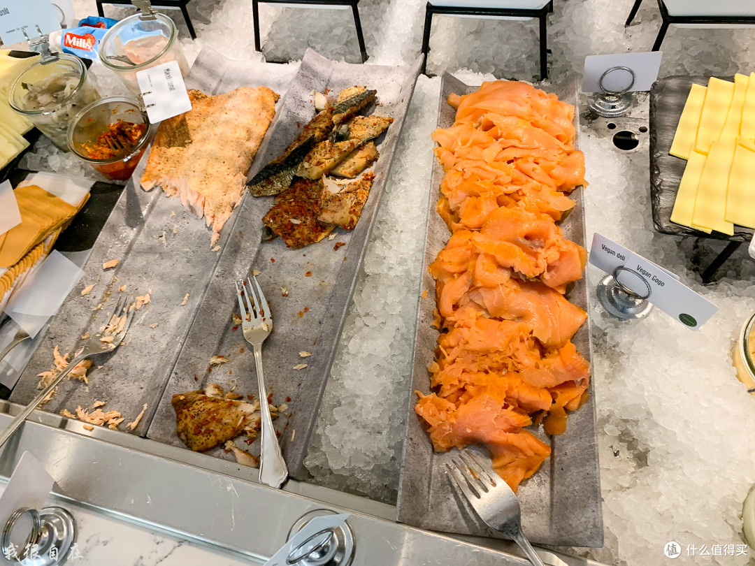 吃饱早餐出发，每天的早餐都有各种鱼肉，三文鱼、腌鱼、熏鱼，真的是个海洋国家