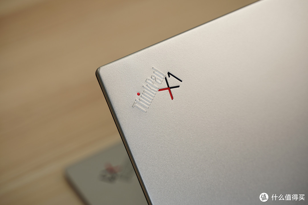 ThinkPad X1 Titanium 到站秀：钛金属材质外壳，还支持 5G 网络的超旗舰笔记本