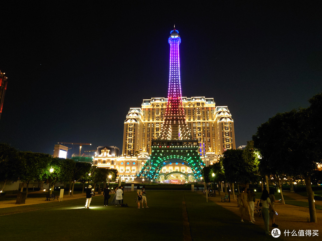 非常好看的夜景，还有新人在拍婚纱