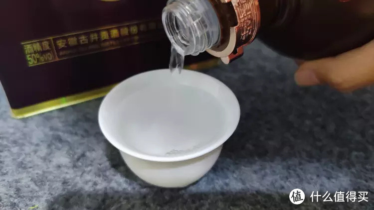 携友小聚一品酒中牡丹，用心佳酿会饮聚开怀