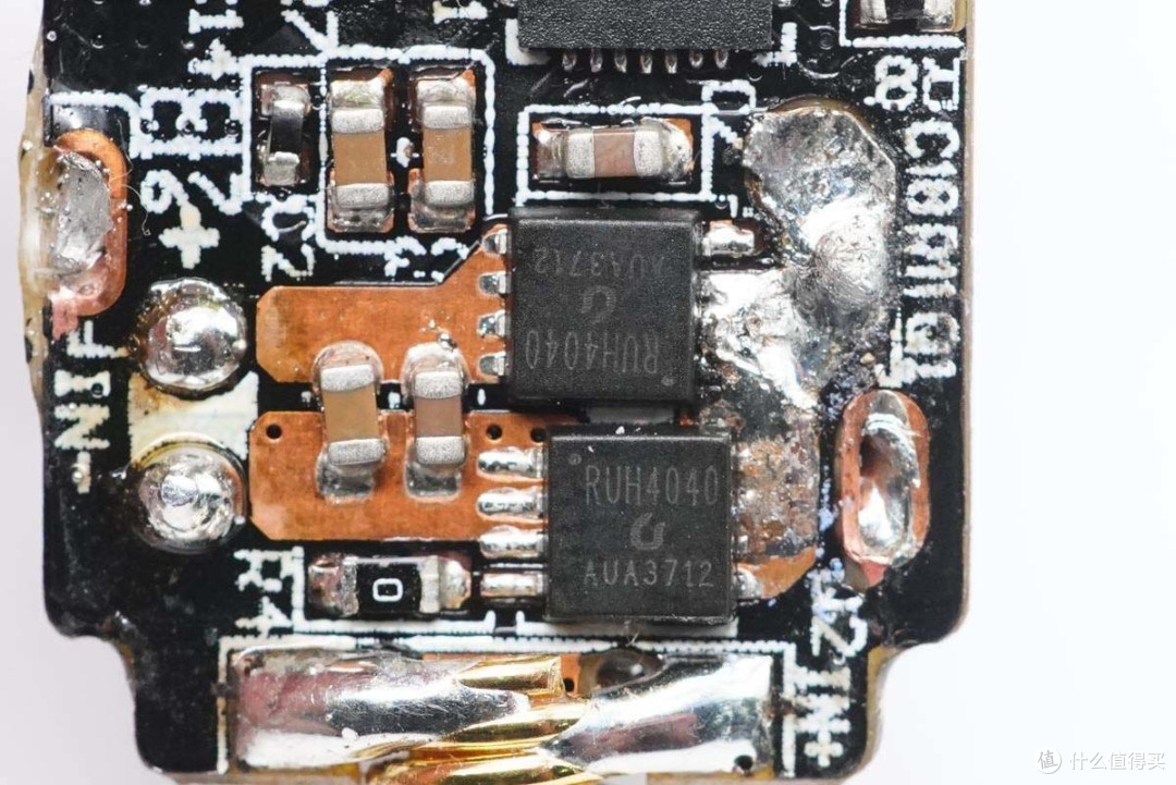 拆解报告：UIBI柚比精瓷黄金版迷你30W 1A1C双口快充车充