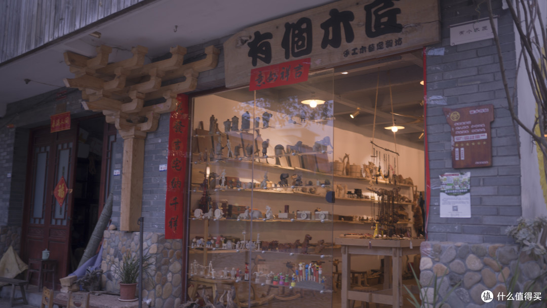 这家木匠店现场制作，创意满分，不同于一般的工艺品店那种流水线产品。