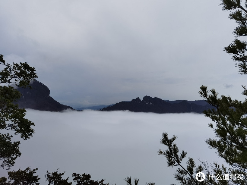 云海就那样不停的上下升腾，远山于是忽隐忽现