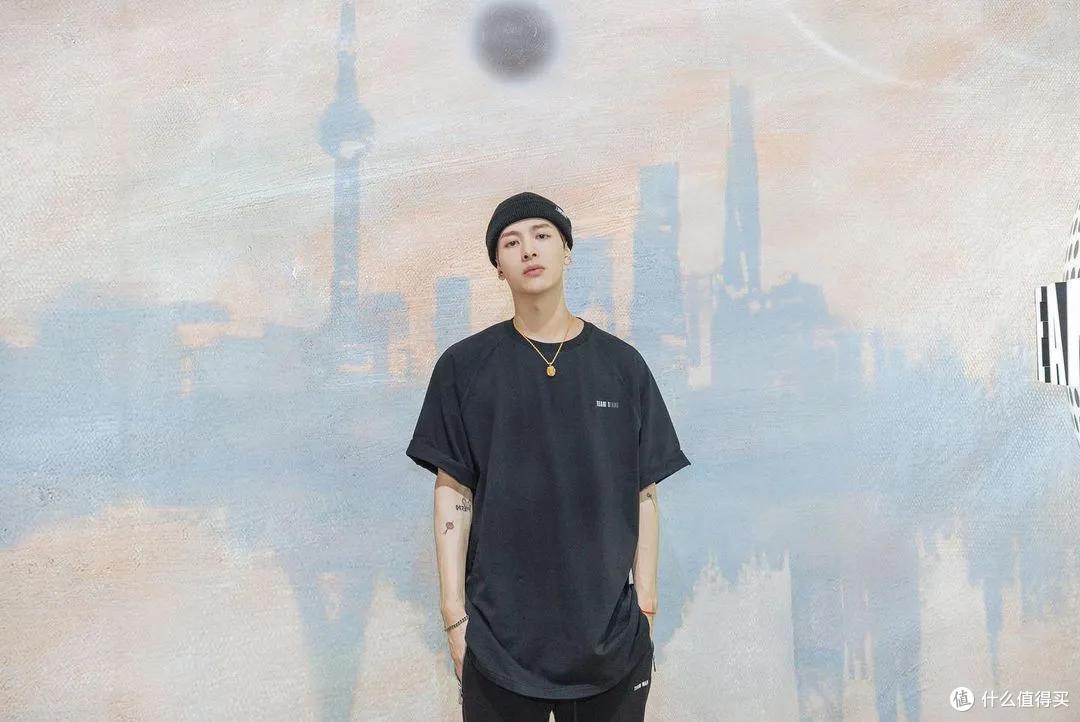 教你怎么搭～夏日全新T恤搭配趋势指南