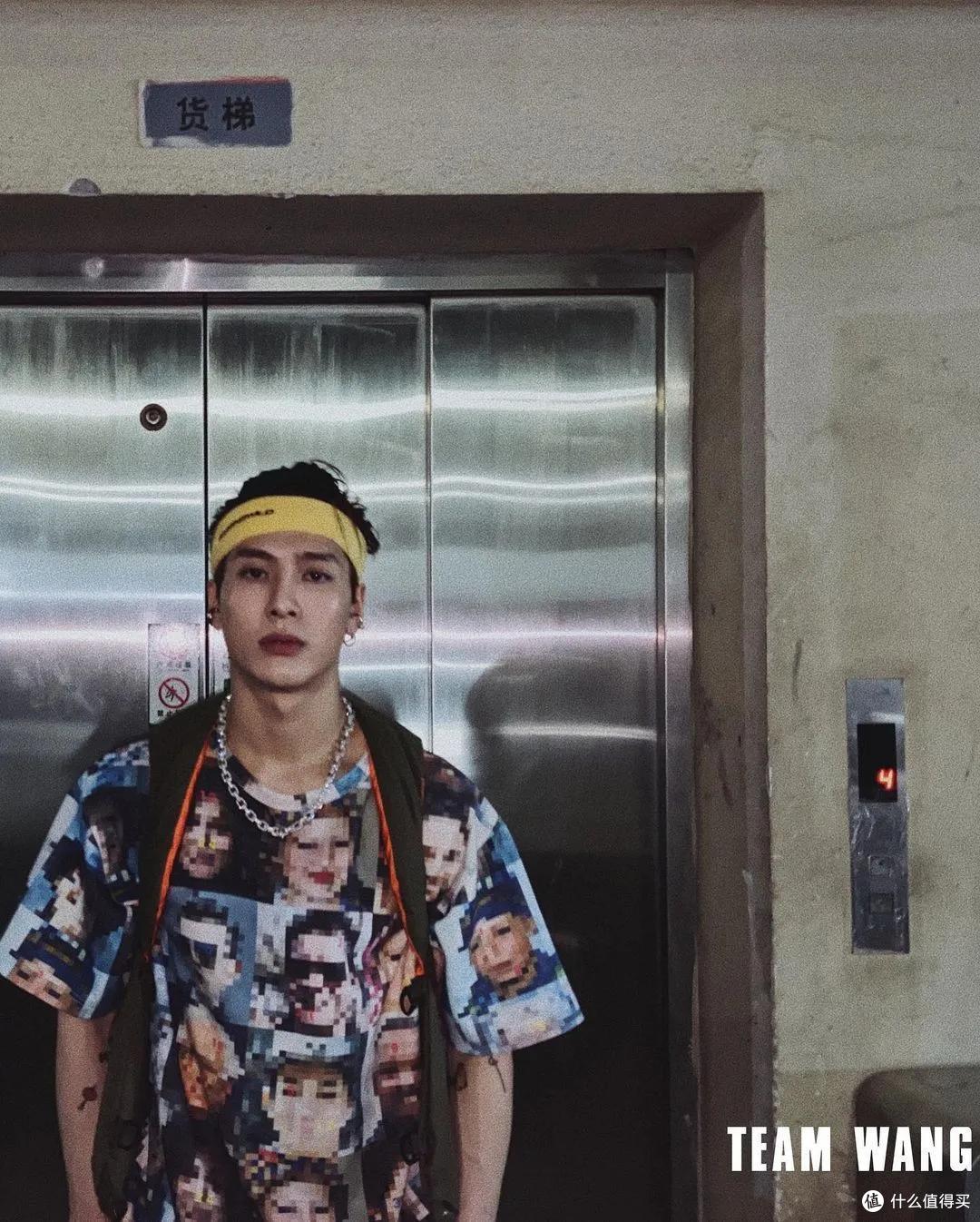 Xander Zhou满印人像tee