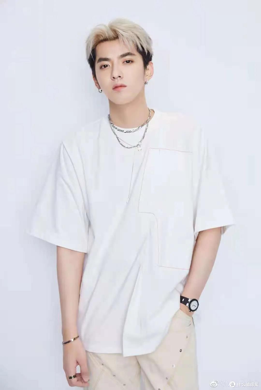 吴亦凡近日上身ROARINGWILD不规则剪裁白Tee