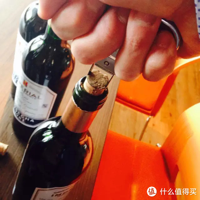 如何以正确的方式打开一瓶老酒