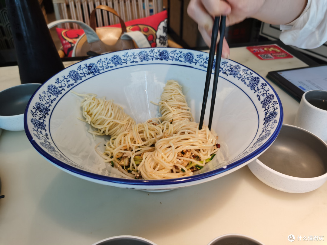 夏天来[成都鬼瘾食]吃好大一碗鸡丝凉面