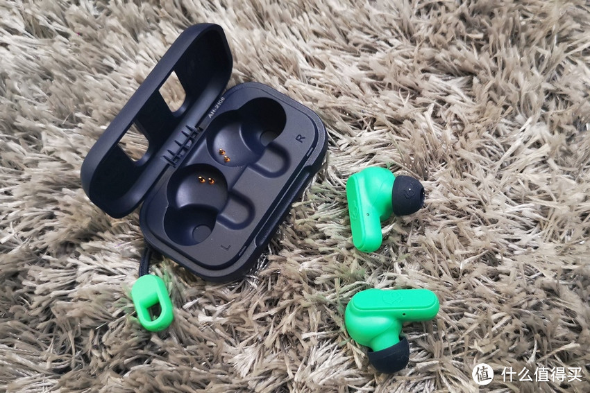 骷髅头Skullcandy Dime迷你豆蓝牙耳机：时尚耐玩小可爱