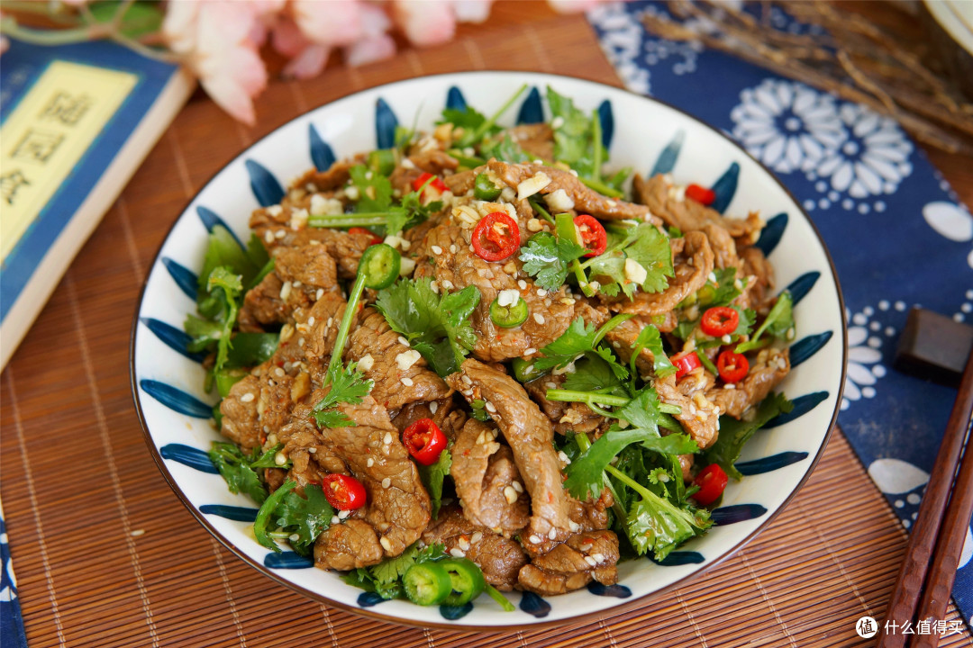 夏天牛肉的“简约”吃法，不炒不煮，几分钟端上桌，好吃到家了