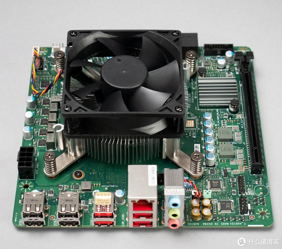 全球首发AMD Ryzen 4700S的麦本本游戏主机拆解，没有DDR4内存