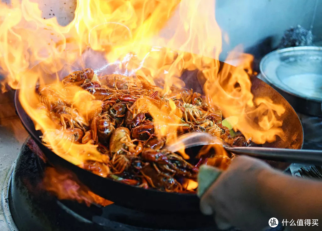 夏天夜宵的永恒C位，想吃过瘾，还是得去小龙虾的宇宙总部！