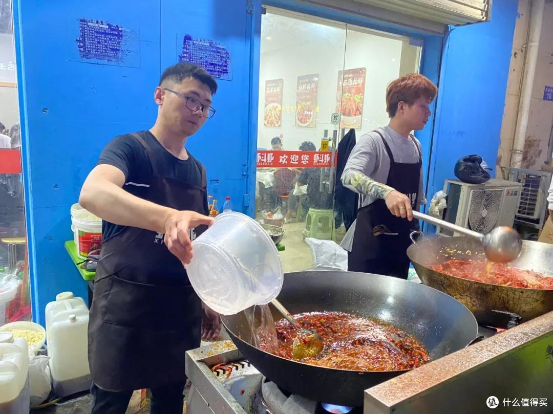 夏天夜宵的永恒C位，想吃过瘾，还是得去小龙虾的宇宙总部！