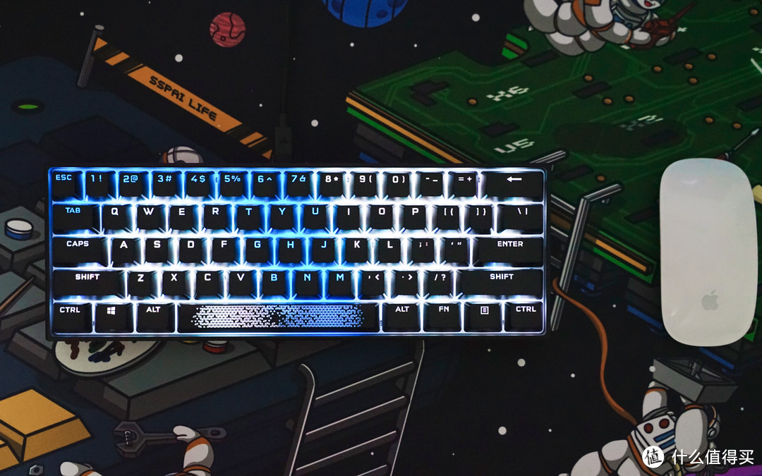短小精悍速度快,海盗船 K65 RGB MINI 机械键盘