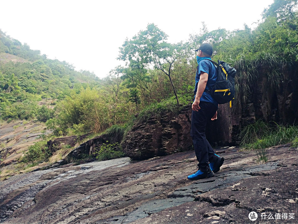 全地形轻松适应：天越全防水户外机能鞋体验