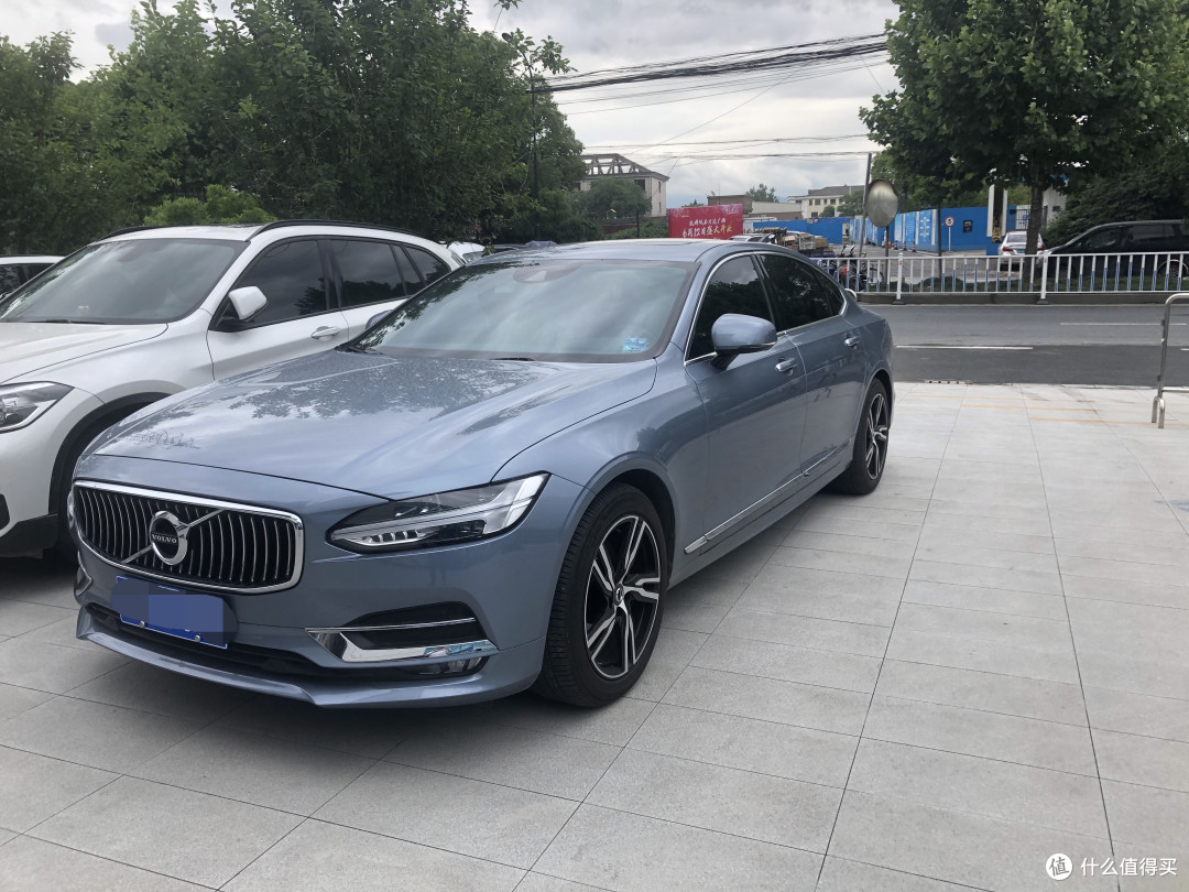 帅气的蓝色小爱车,真的大不好停车