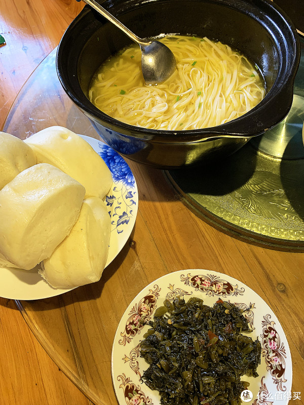 为北方人准备的馒头和鸡汤面