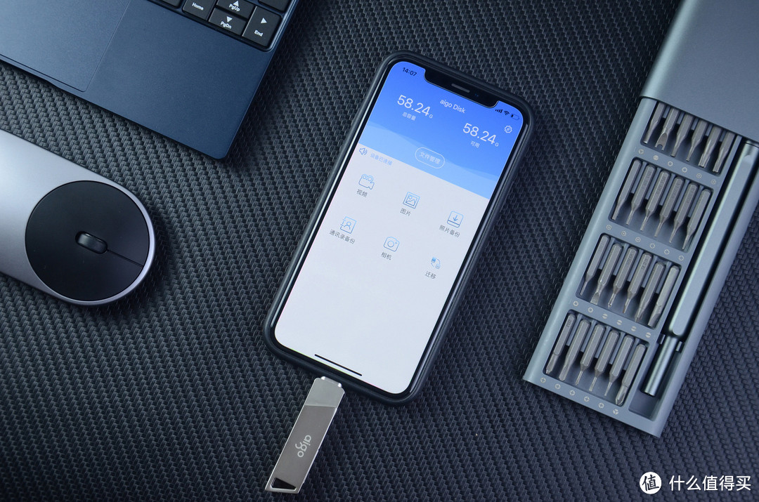 缓解iPhone存储不够用的问题！aigo双口USB手机U盘评测