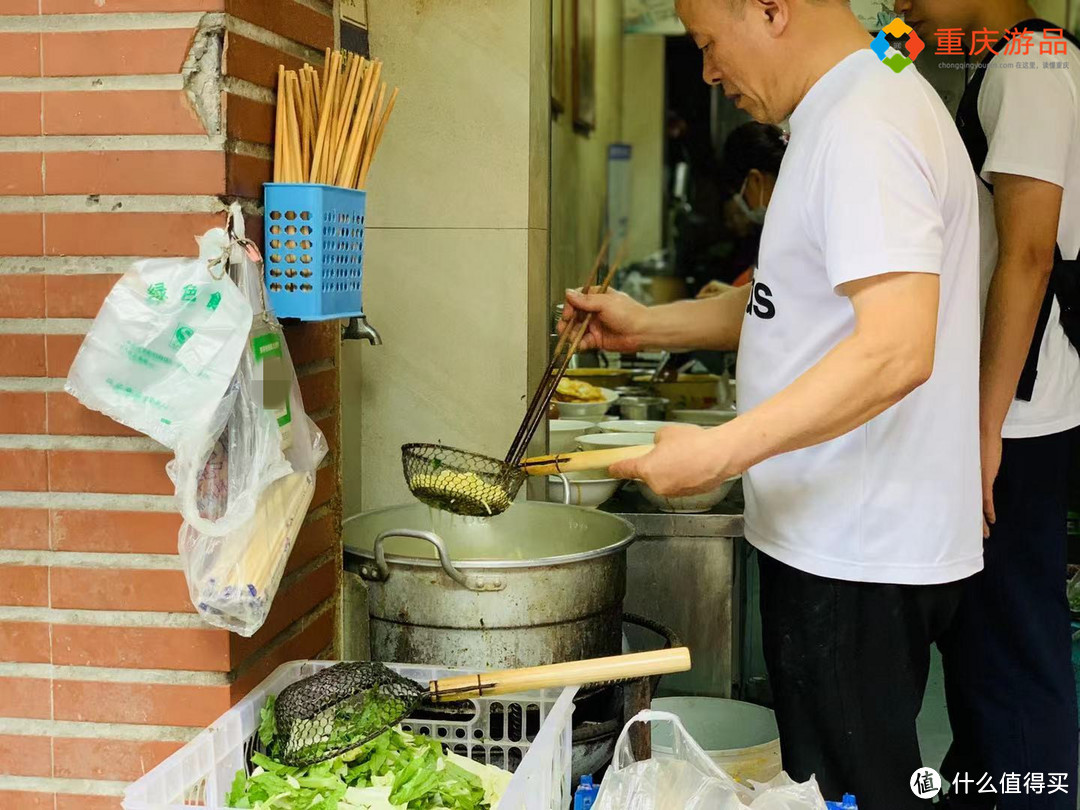 重庆上清寺的老店，20多年历史的巷巷面，环卫工人来吃便宜1元