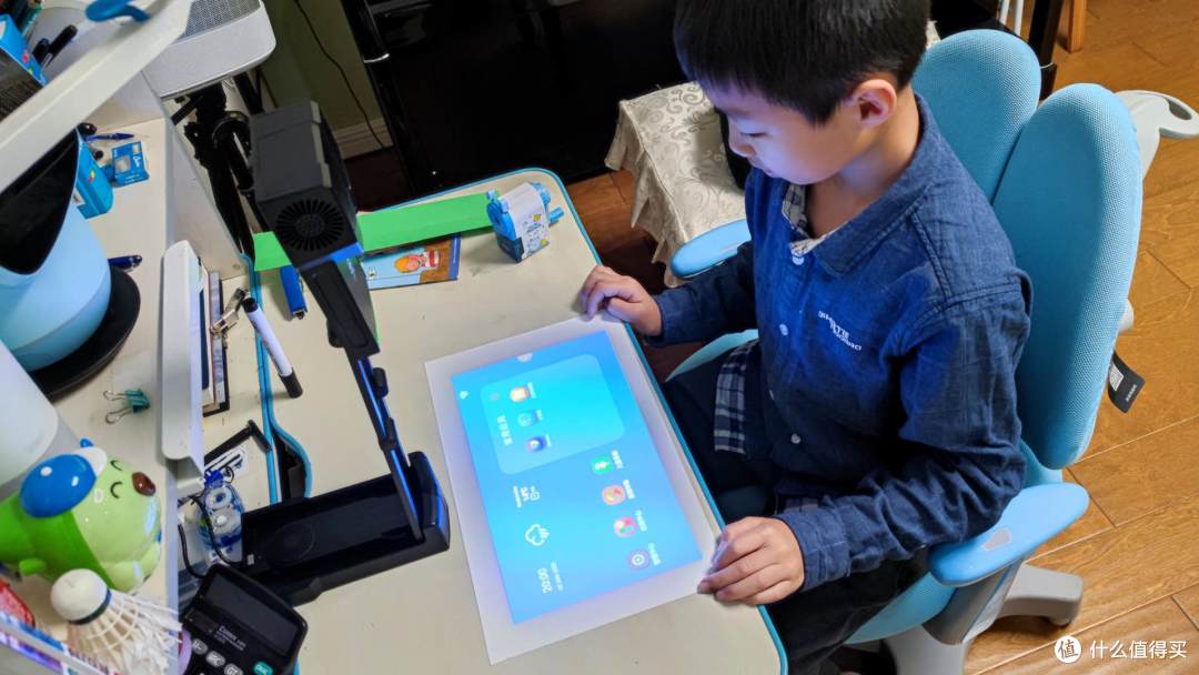 孩子用iPad上网课伤眼睛,解决方案来了,可触屏可折叠智能投影