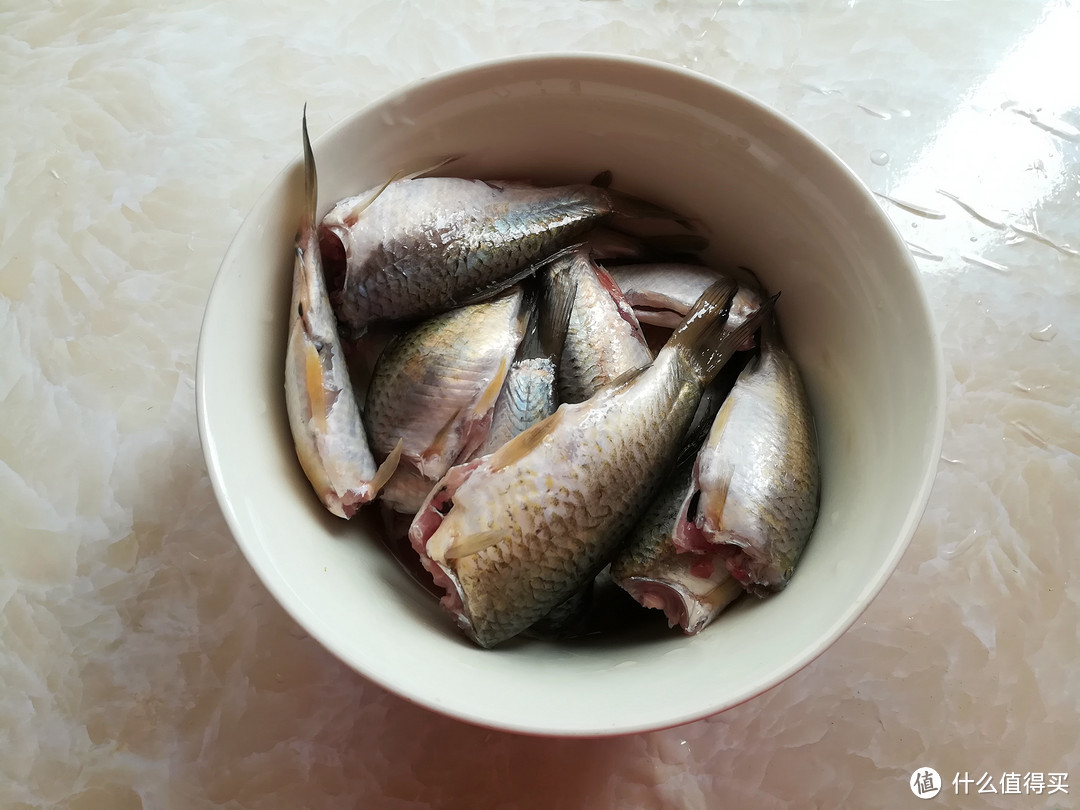 不管煎什么鱼,“最忌”直接下锅,多做2步,鱼肉不粘锅不破皮