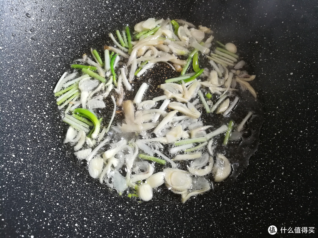 不管煎什么鱼,“最忌”直接下锅,多做2步,鱼肉不粘锅不破皮