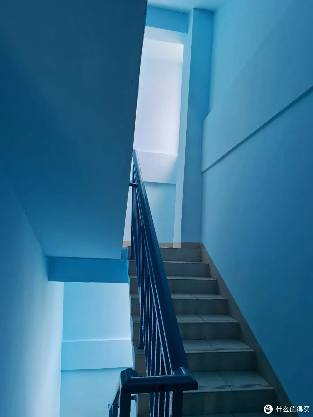 蓝色的楼梯也好看