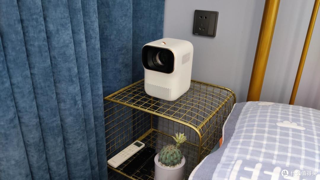 小明Q1迷你投影仪测评：年轻人必备的高性价比便携“家庭影院”