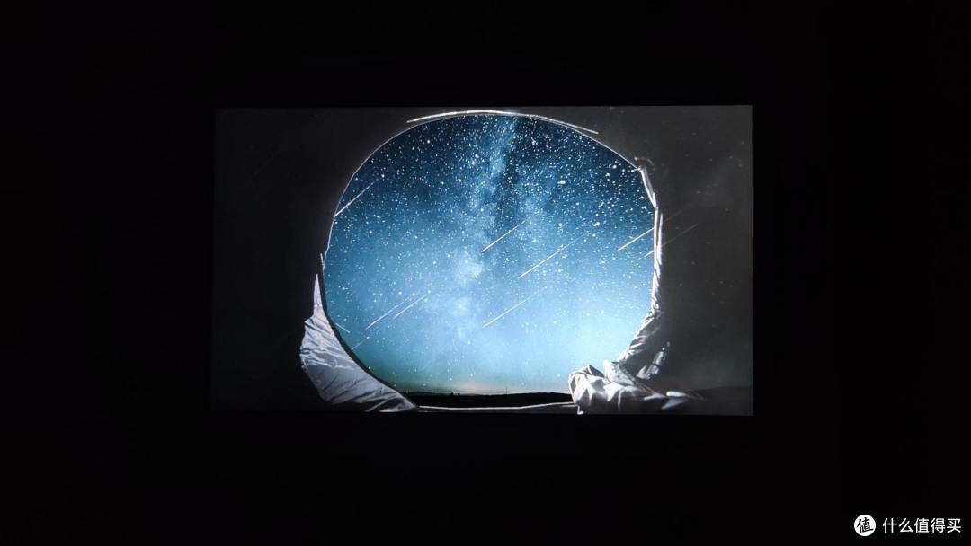 小明Q1迷你投影仪测评：年轻人必备的高性价比便携“家庭影院”