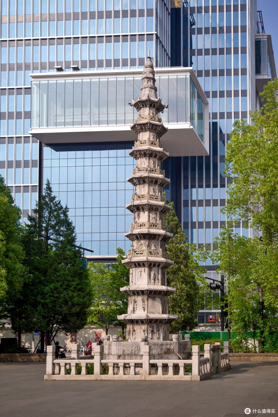 古迹白塔被现代建筑衬托，想到了太古里