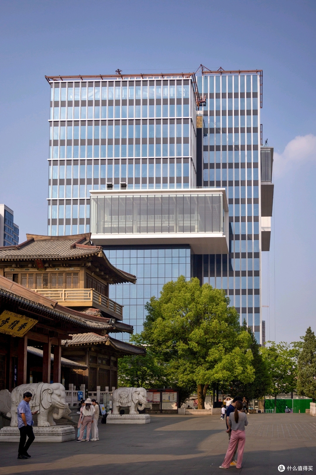 现代建筑和古刹的对比