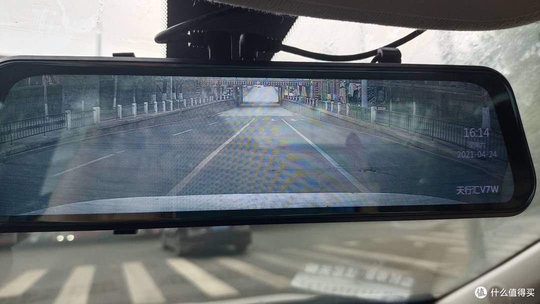 后视镜的视野更加宽广了
