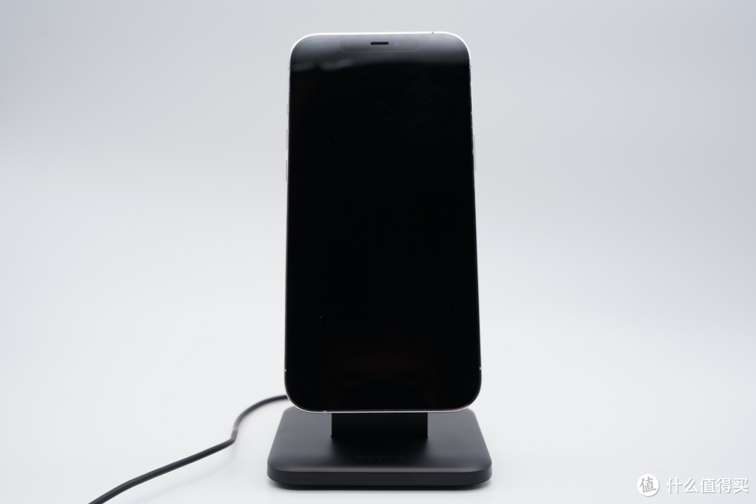 mophie 立式磁吸无线充电器评测：适合放在办公桌或床头柜使用
