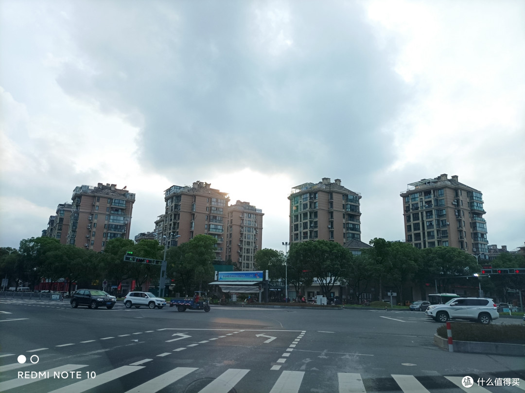 发布会暗讽友商线下机,仅999元,小米Redmi Note 10究竟能不能打?