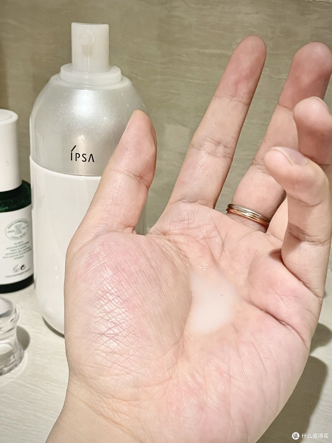 白色轻薄乳液