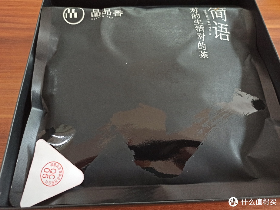 摸索质量稳定的白茶过程中的体验，品品香2019简语白牡丹茶饼开箱试尝。