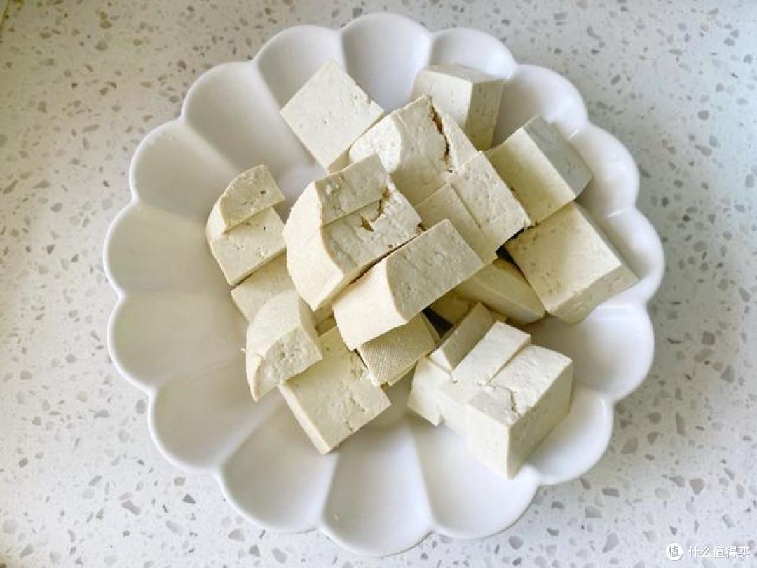 豆腐还喜欢油炸或煎烤吗？教你这样做美味又下饭，给肉都不换